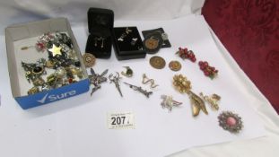 A mixed lot of earrings (pairs and odds) and a quantity of brooches.