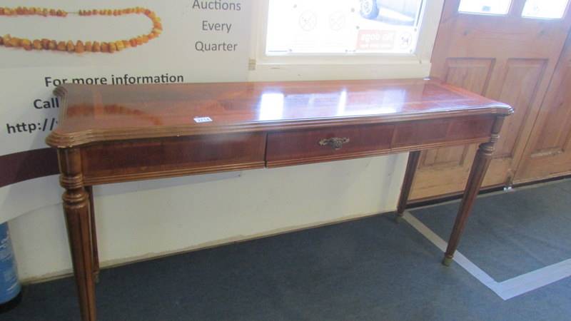 A console table. ****Condition report**** 138cm x 41cm x height 68.