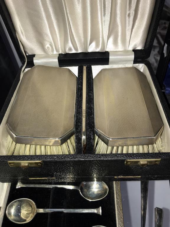 A cased silver rimmed condiment set & spoons, a cased silver backed 2 brush & comb set, - Image 3 of 6