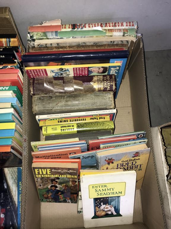 A good selection of children's books & annuals including Star Trek 1977 & Ladybird books etc. - Image 3 of 3