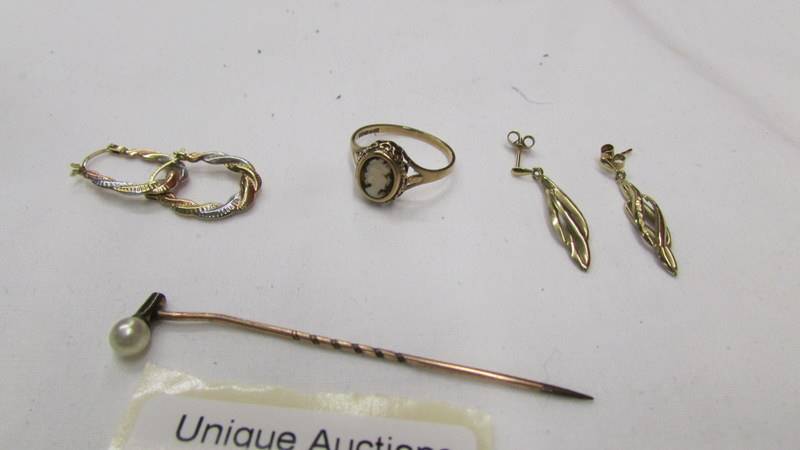 A 9ct gold stick pin, a 9ct gold cameo ring and 2 pairs of earrings. - Image 2 of 2
