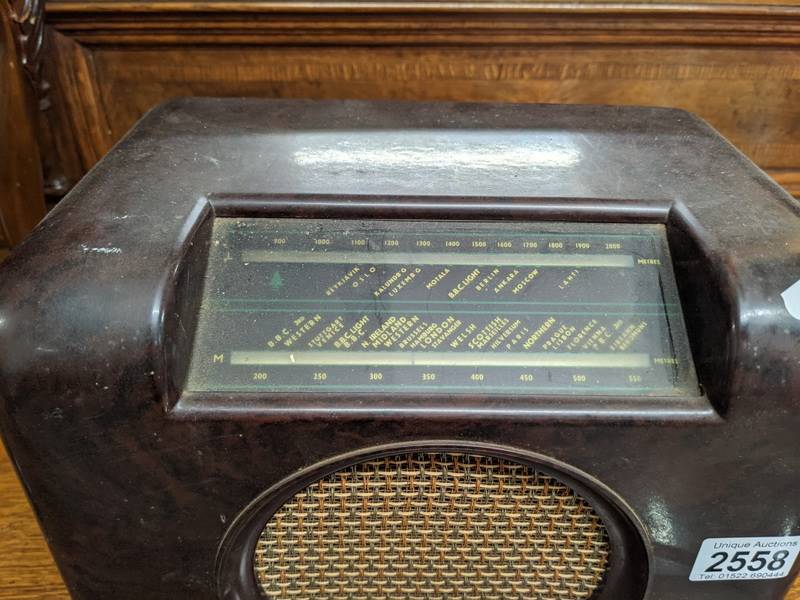 A vintage bakelite radio. - Image 2 of 2