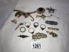 A mixed lot of brooches & rings