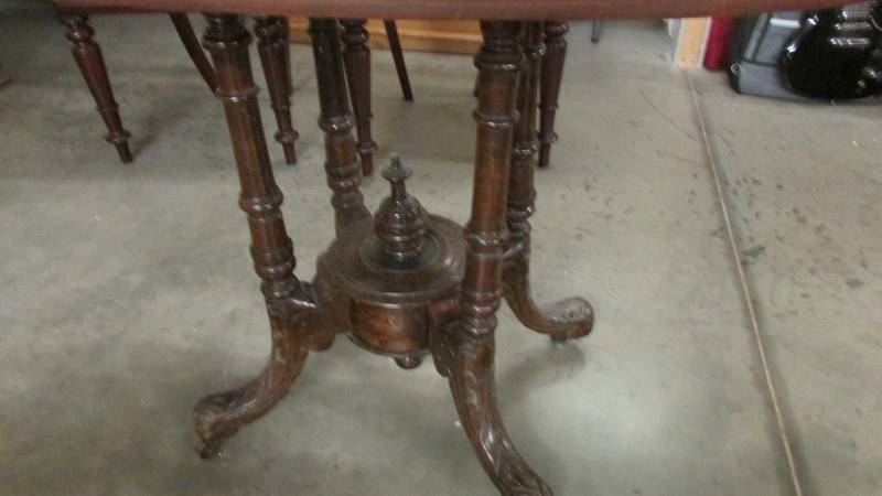 An oval mahogany inlaid dining table (top needs re-polishing). - Image 2 of 4