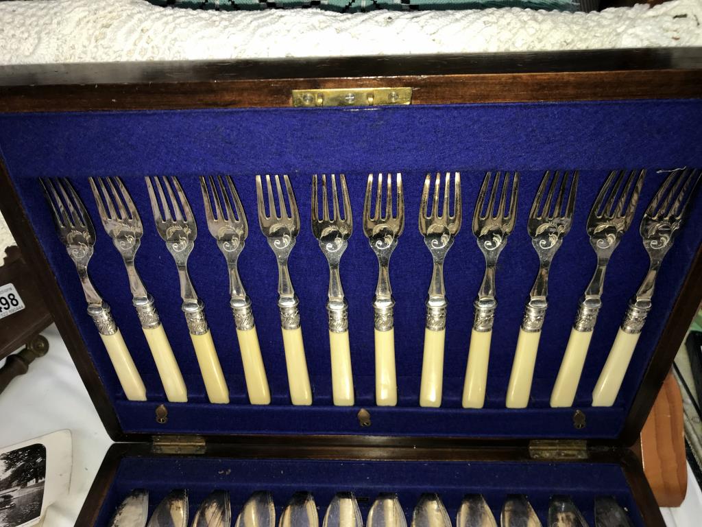 A 1930's oak cased fish knife and fork set and 1 other cutlery set - Image 3 of 5