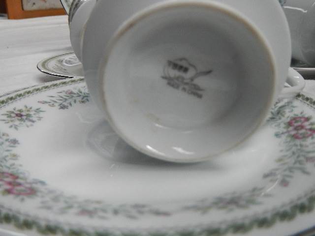 A twelve piece tea set. - Image 2 of 2