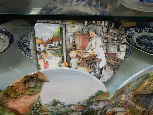 A large quantity of collector's plates. - Image 4 of 4