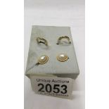2 pairs of 9ct gold earrings.