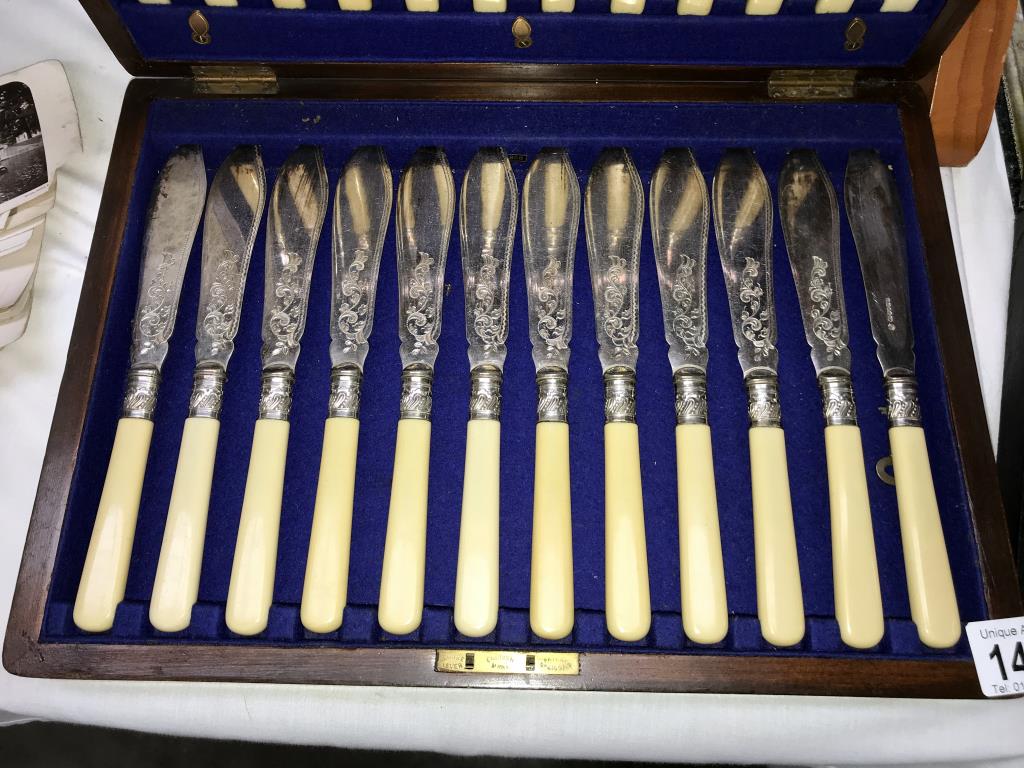 A 1930's oak cased fish knife and fork set and 1 other cutlery set - Image 2 of 5