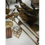 A mixed lot of brass ware including toasting forks.