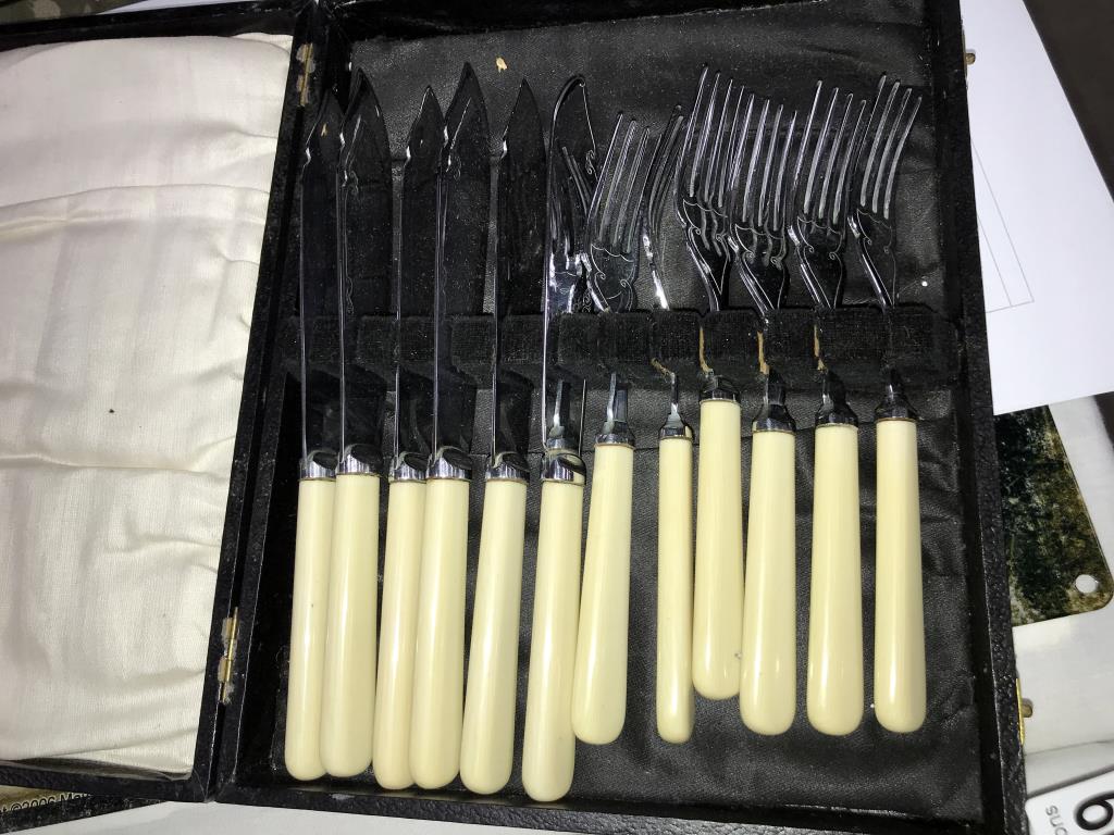 A 1930's oak cased fish knife and fork set and 1 other cutlery set - Image 4 of 5