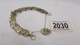 A 9ct gold gate bracelet with padlock, 9.5 grams.