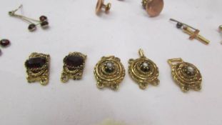 A mixed lot of yellow metal jewellery including earrings, collar studs etc.