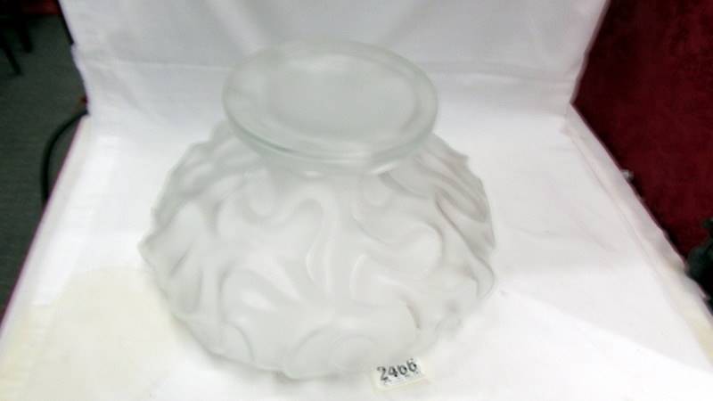A large 1920's French frosted glass fruit bowl, 'Made in France' 31 cm diameter x 16 cm high. - Image 4 of 4