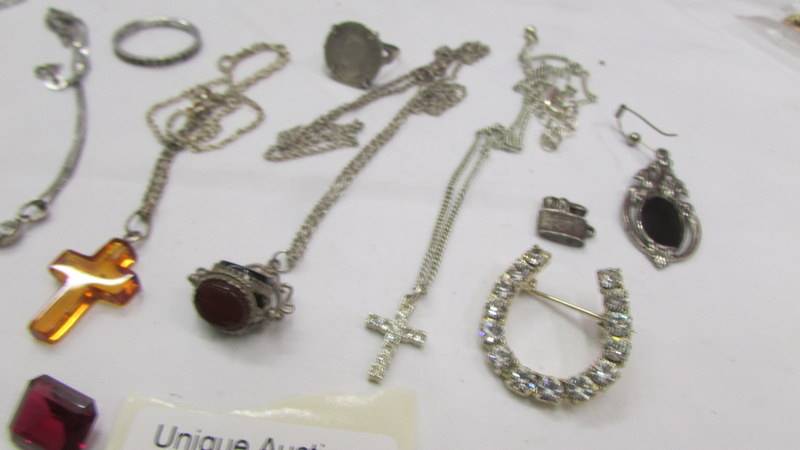 A mixed lot of jewellery including pendants (some silver), silver ring etc. - Image 3 of 3