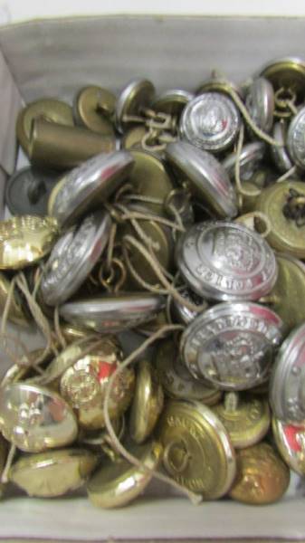 A quantity of uniform buttons. - Image 3 of 3