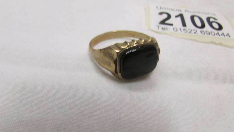 A 9ct gold onyx ring size U and a 9ct gold stick pin. - Image 3 of 3