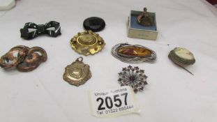 A mixed lot of vintage brooches.