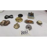 A mixed lot of vintage brooches.