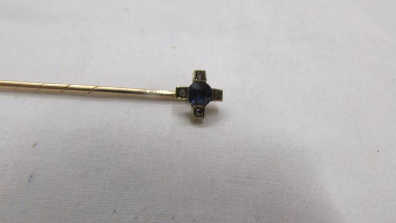 A 9ct gold onyx ring size U and a 9ct gold stick pin. - Image 2 of 3