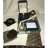 4 powder compacts & a quantity of wristwatches