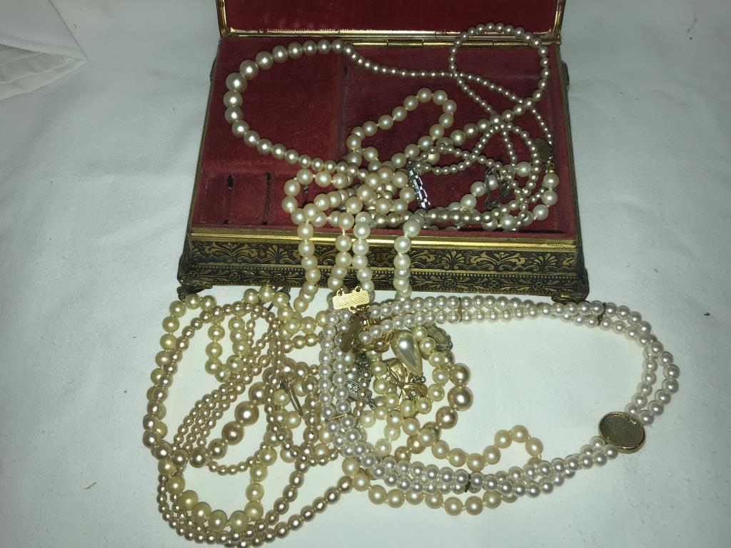 A jewellery box containing pearl necklaces - Image 2 of 2