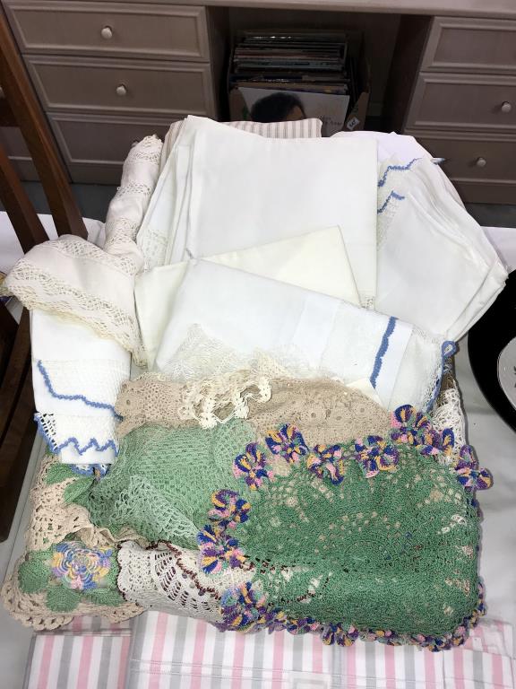 A box of vintage linen including crochet work etc. - Image 2 of 2