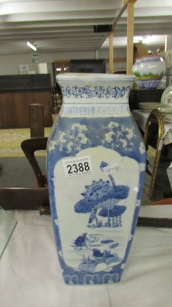 A blue and white vase and a blue and white jar, missing lid. - Image 3 of 3