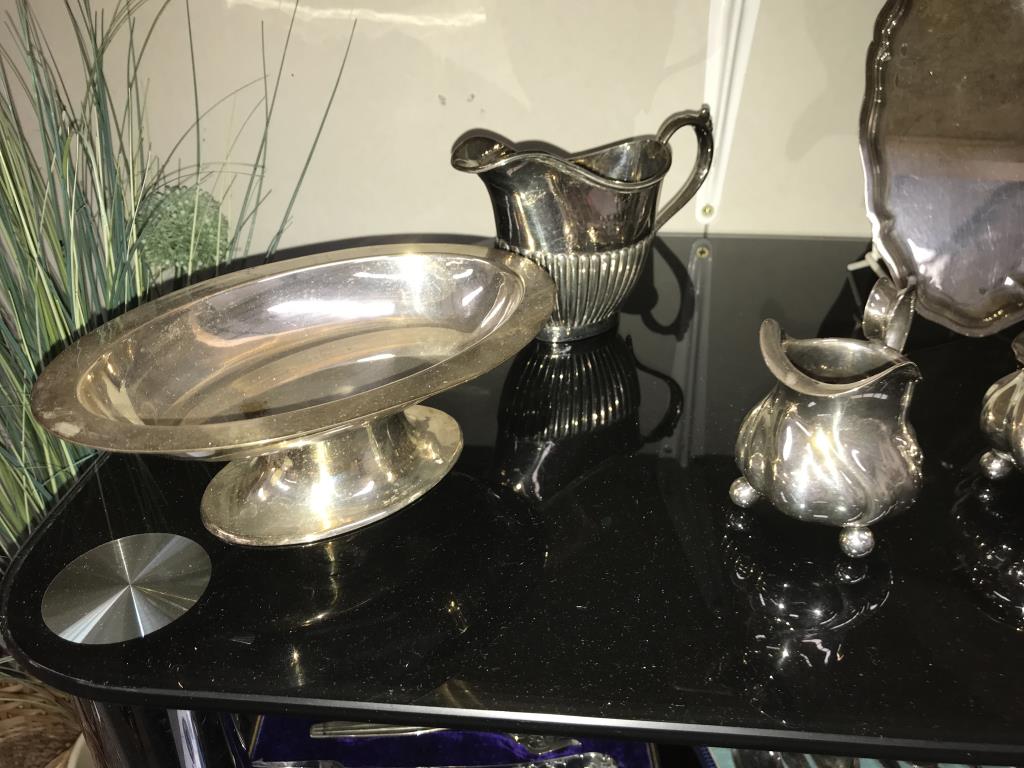 A quantity of silver plate including milk jug, sugar bowl, toast rack etc. - Image 2 of 7