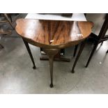 An Edwardian dark wood hall table on 3 Queen Anne legs (71cm x 37cm x 73cm high)