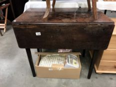 A Victorian mahogany Pembroke table (79cm x 48cm x 71cm high - closed)(79cm x 91cm x 71cm high -