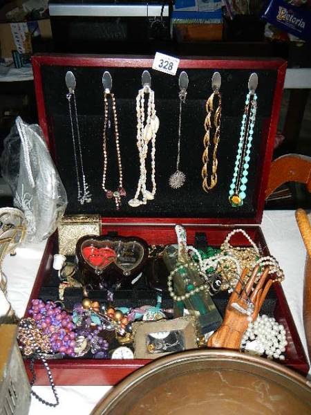 A mixed lot of costume jewellery in box.