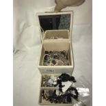 A jewellery box containing 10 rings,
