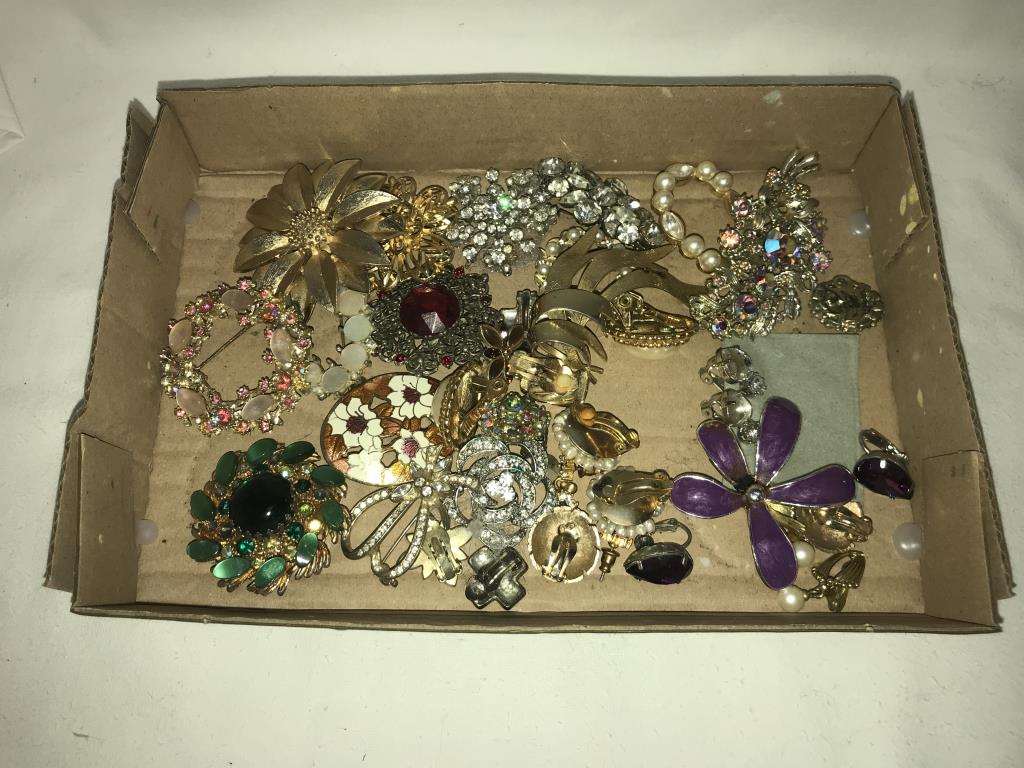 A mixed lot of brooches & earrings - Image 2 of 2