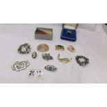 A mixed lot of vintage brooches.