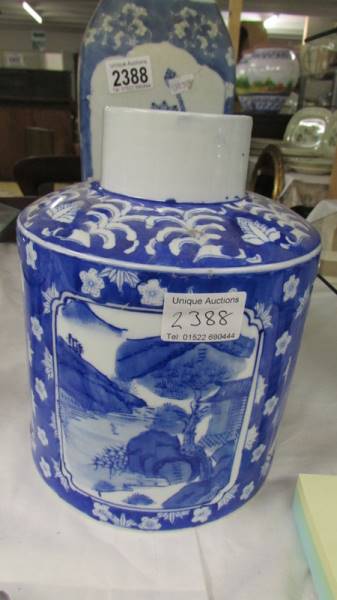 A blue and white vase and a blue and white jar, missing lid. - Image 2 of 3