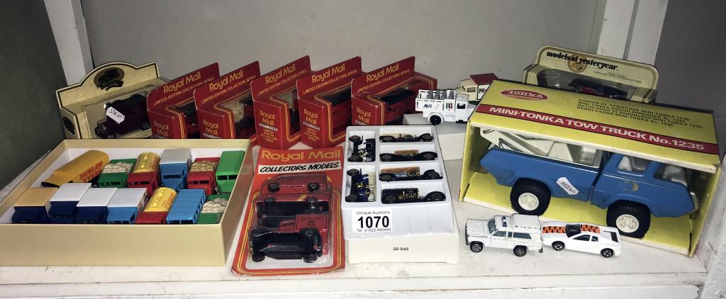 A boxed tonka mini Tonka tow truck & a quantity of unboxed die cast cars etc.