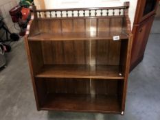 An Edwardian mahogany wall shelf unit