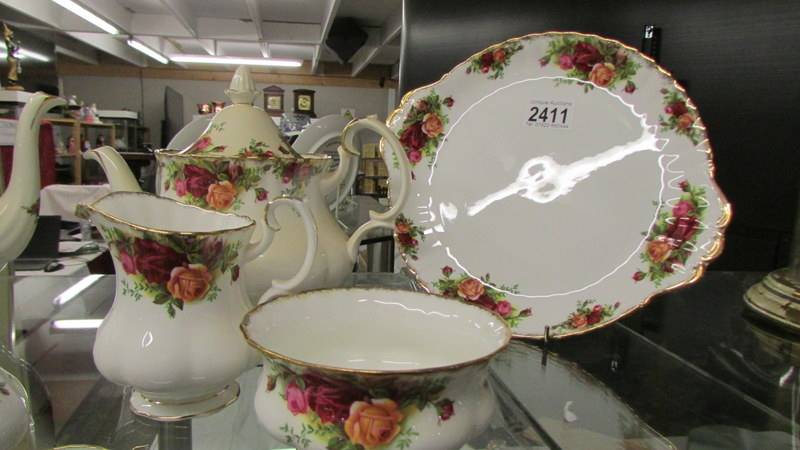 In excess of 50 pieces of Royal Albert Old Country Roses tea and dinner ware. - Image 2 of 5