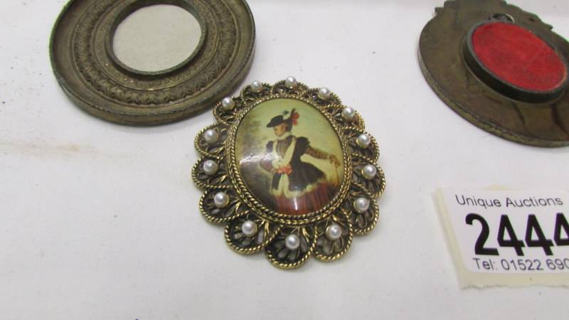 A pair of Victorian frames for miniatures and a brooch. - Image 4 of 4