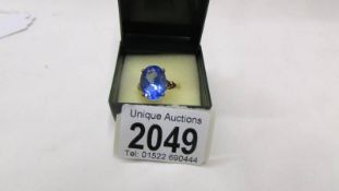 A 9ct gold ring set large blue stone, size R.