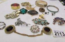 A mixed lot of vintage brooches, a rolled gold bangle etc.