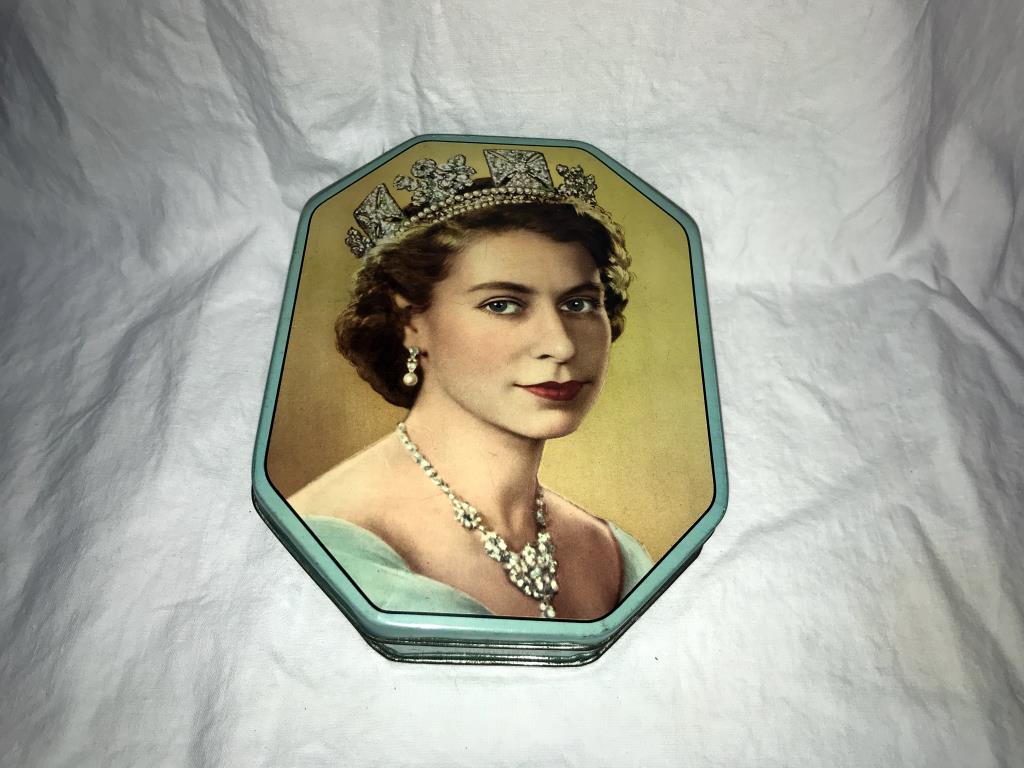 A selection of vintage tins - Image 6 of 6