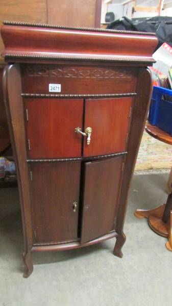 An early 20th century free standing gramaphone in elegant mahogany cabinet.