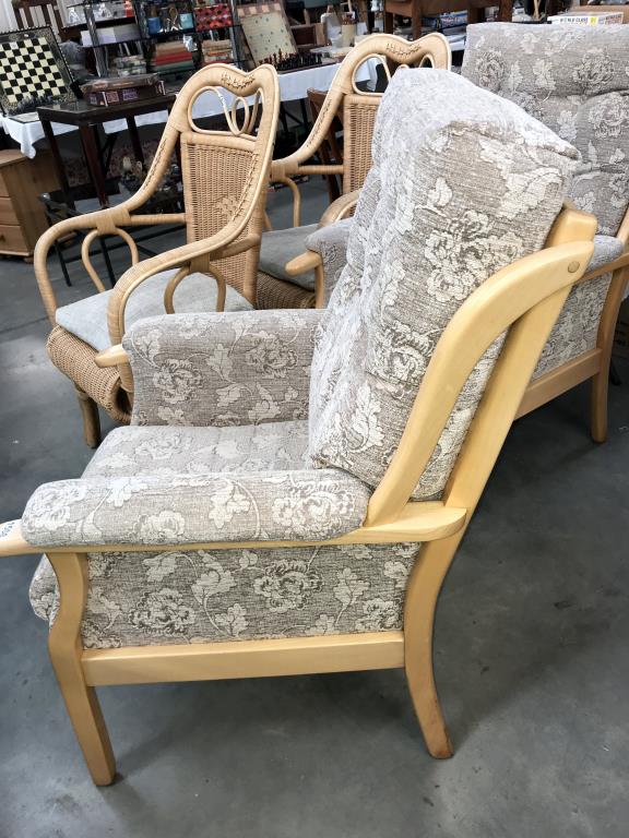A pair of cream floral fabric covered Parker Knoll style armchairs - Image 5 of 5