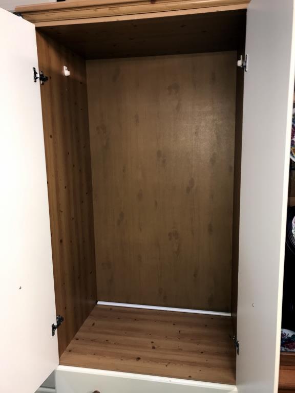 A 5 piece pine effect bedroom suite of 2 wardrobes, - Image 6 of 6