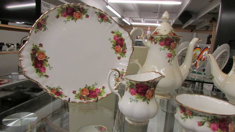 In excess of 50 pieces of Royal Albert Old Country Roses tea and dinner ware. - Image 3 of 5