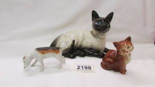 A Beswick cat, a smaller cat and a hunting hound.