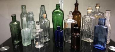 A mixed lot of vintage bottles