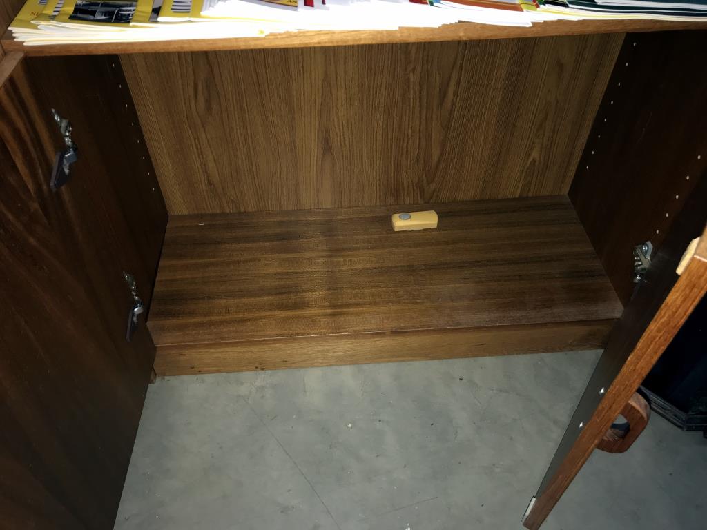 A vintage oak 2 door cupboard - Image 2 of 2